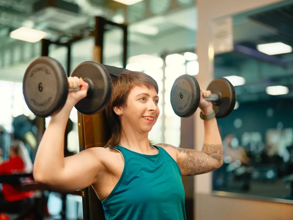 Lady lifting dumbbells
