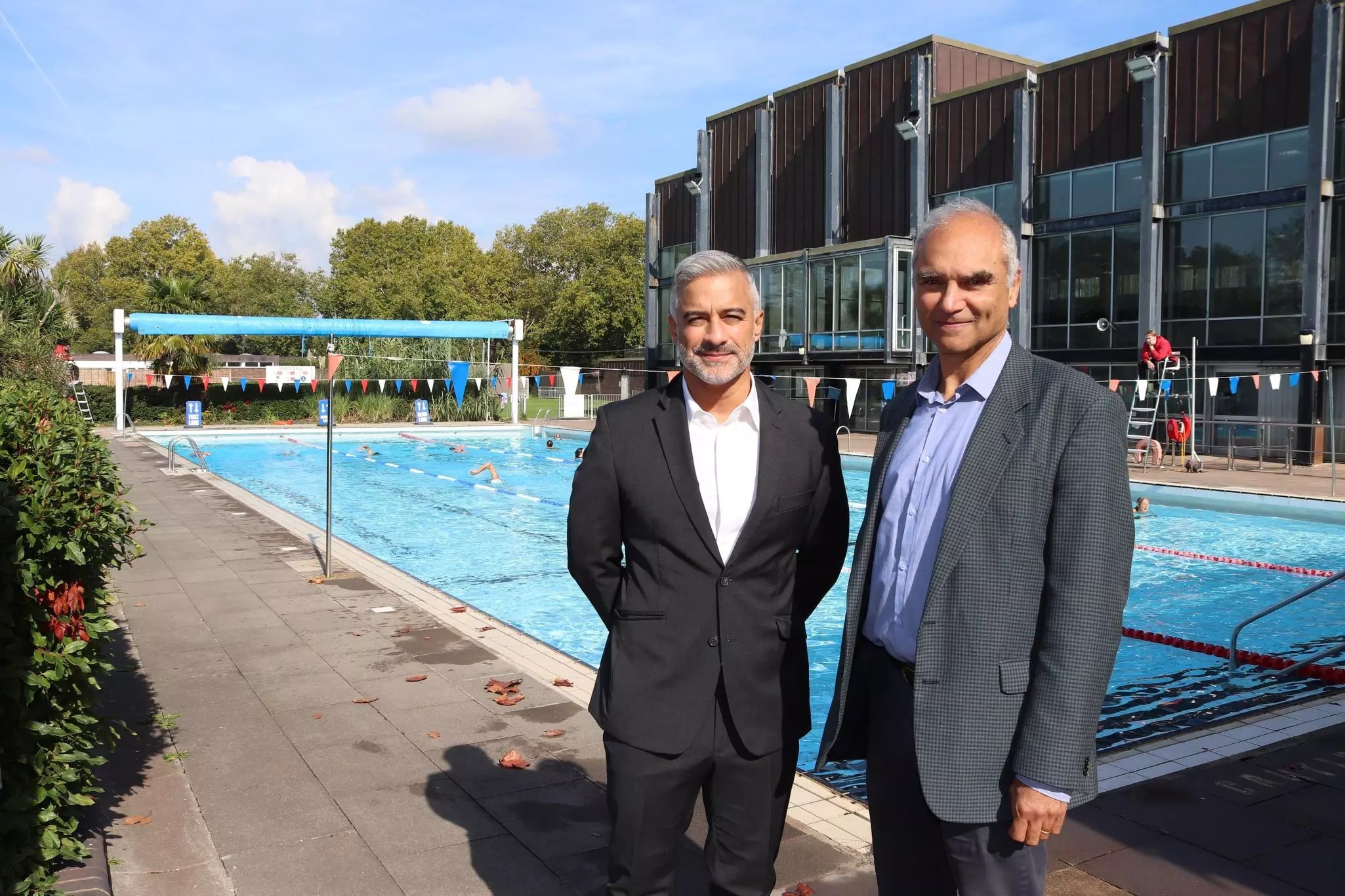 Simon Sen and Cllr Alan Juriansz at Pools on the Park