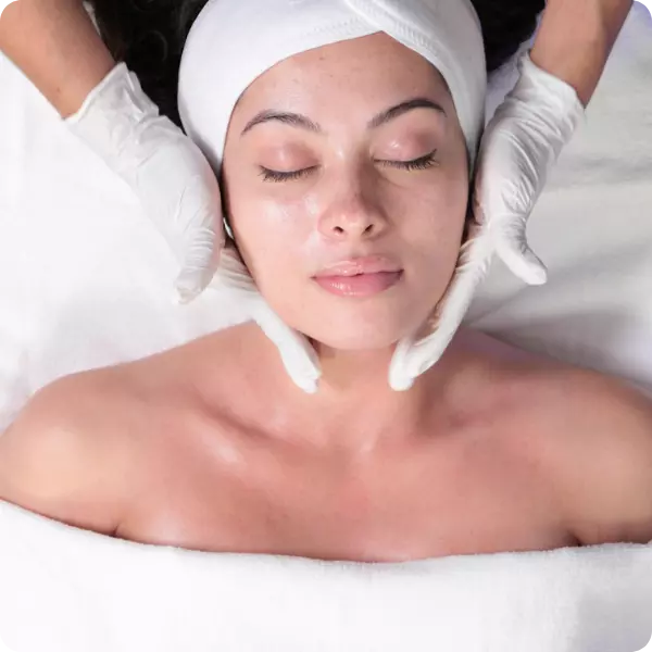 Person having facial treatment icon.